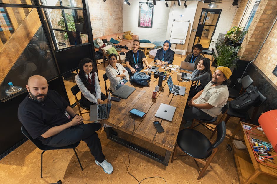 Team editoriale che discute di lifestyle e tendenze